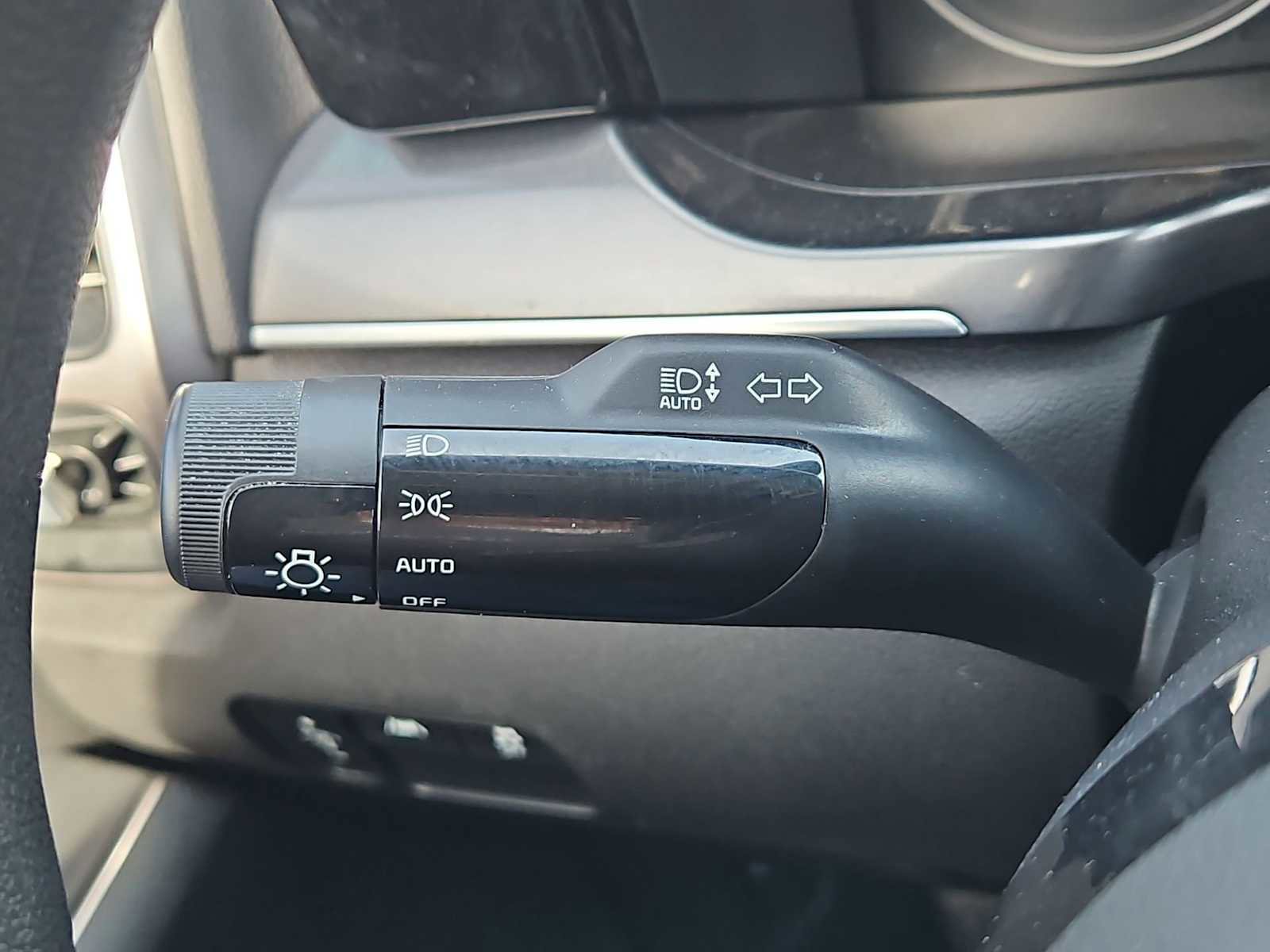 Used 2023 Kia Sorento LX image 25