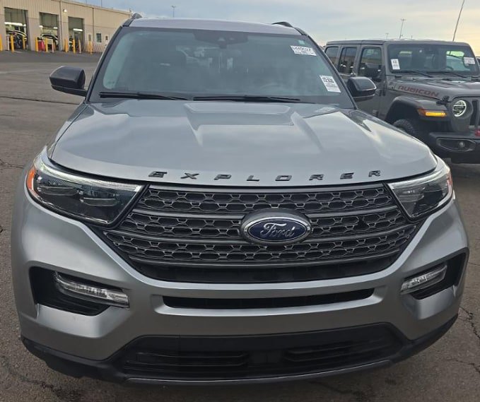 Used 2023 Ford Explorer XLT w/ Equipment Group 202A AWD/4WD image 2