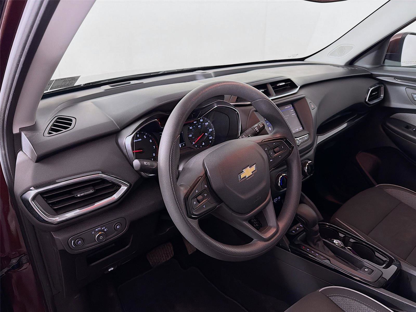 Used 2022 Chevrolet TrailBlazer LT w/ LPO, Blackout Package FWD image 9