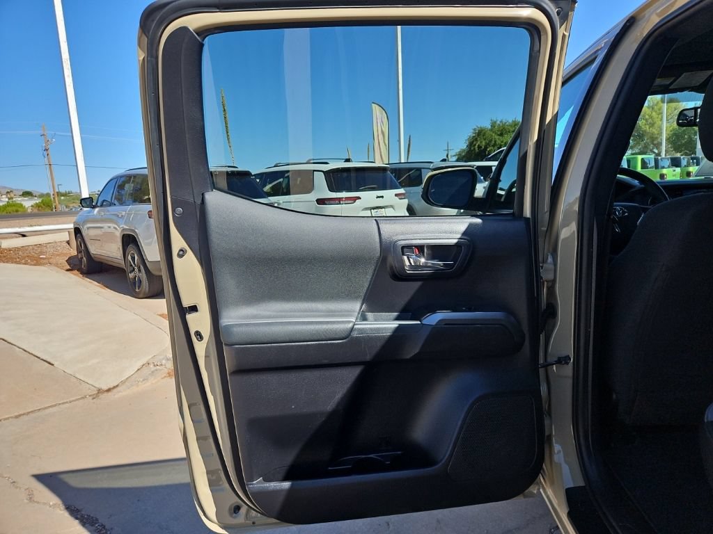 Used 2020 Toyota Tacoma TRD Off-Road w/ Technology Package AWD/4WD image 12