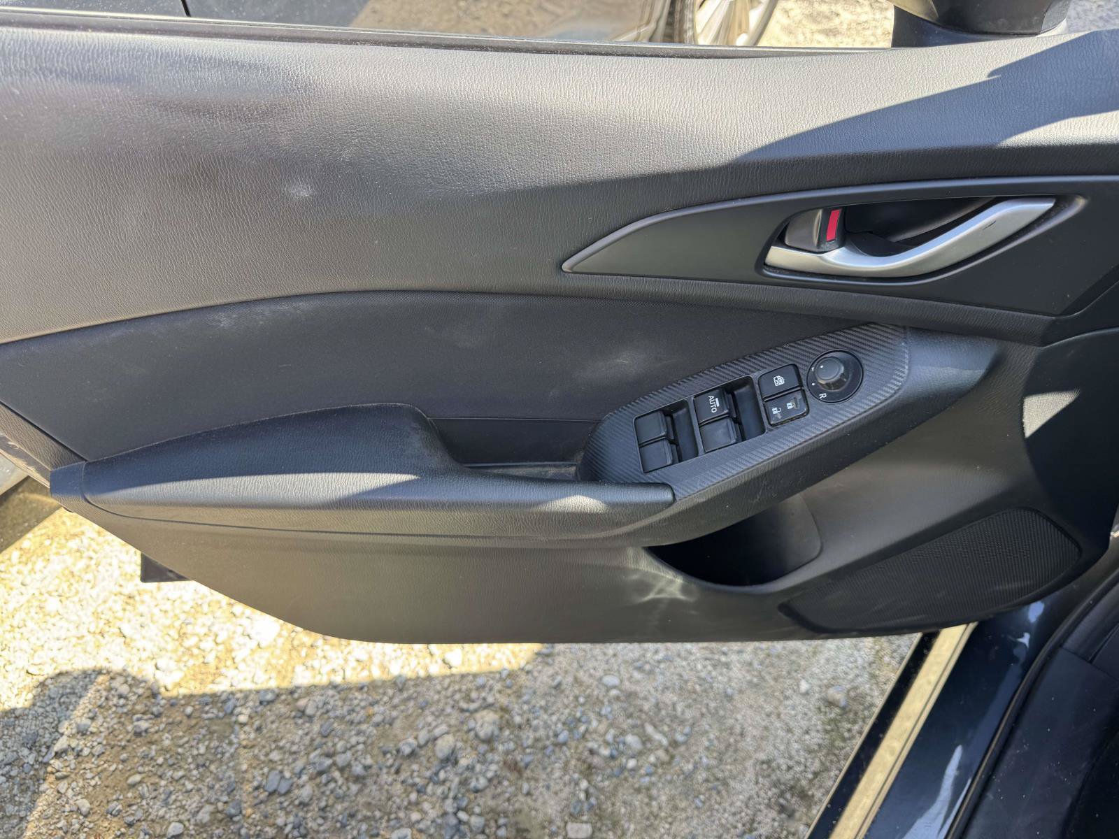 Used 2015 MAZDA MAZDA3 i SV FWD image 12
