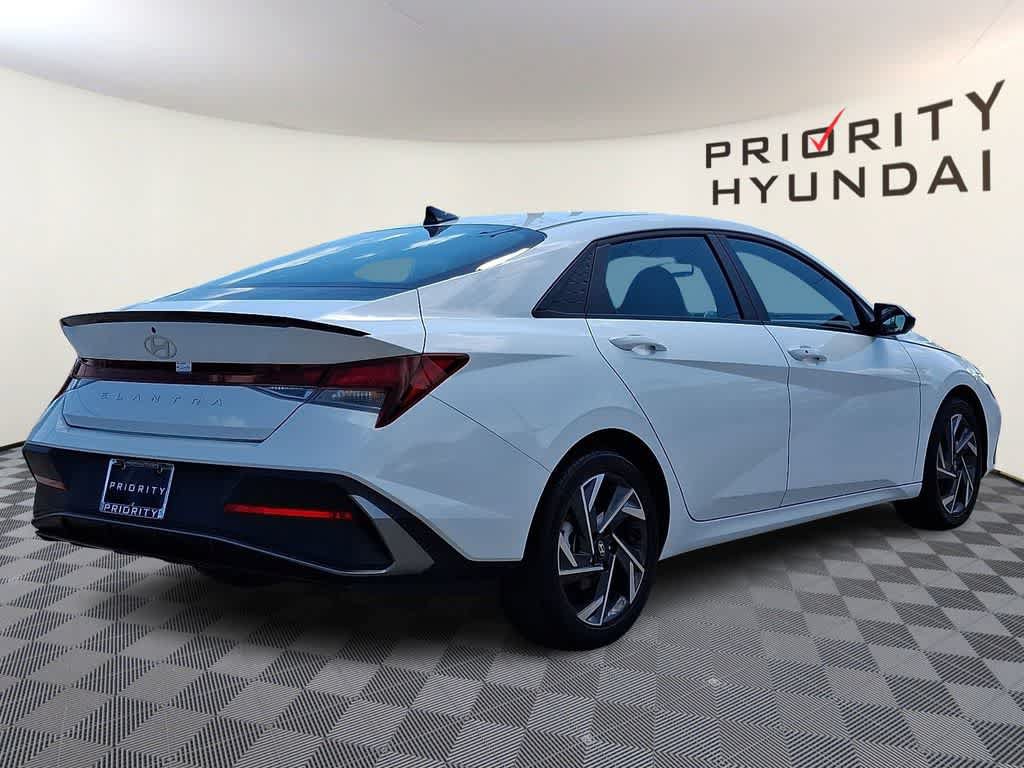 Certified 2025 Hyundai Elantra Sport FWD image 4