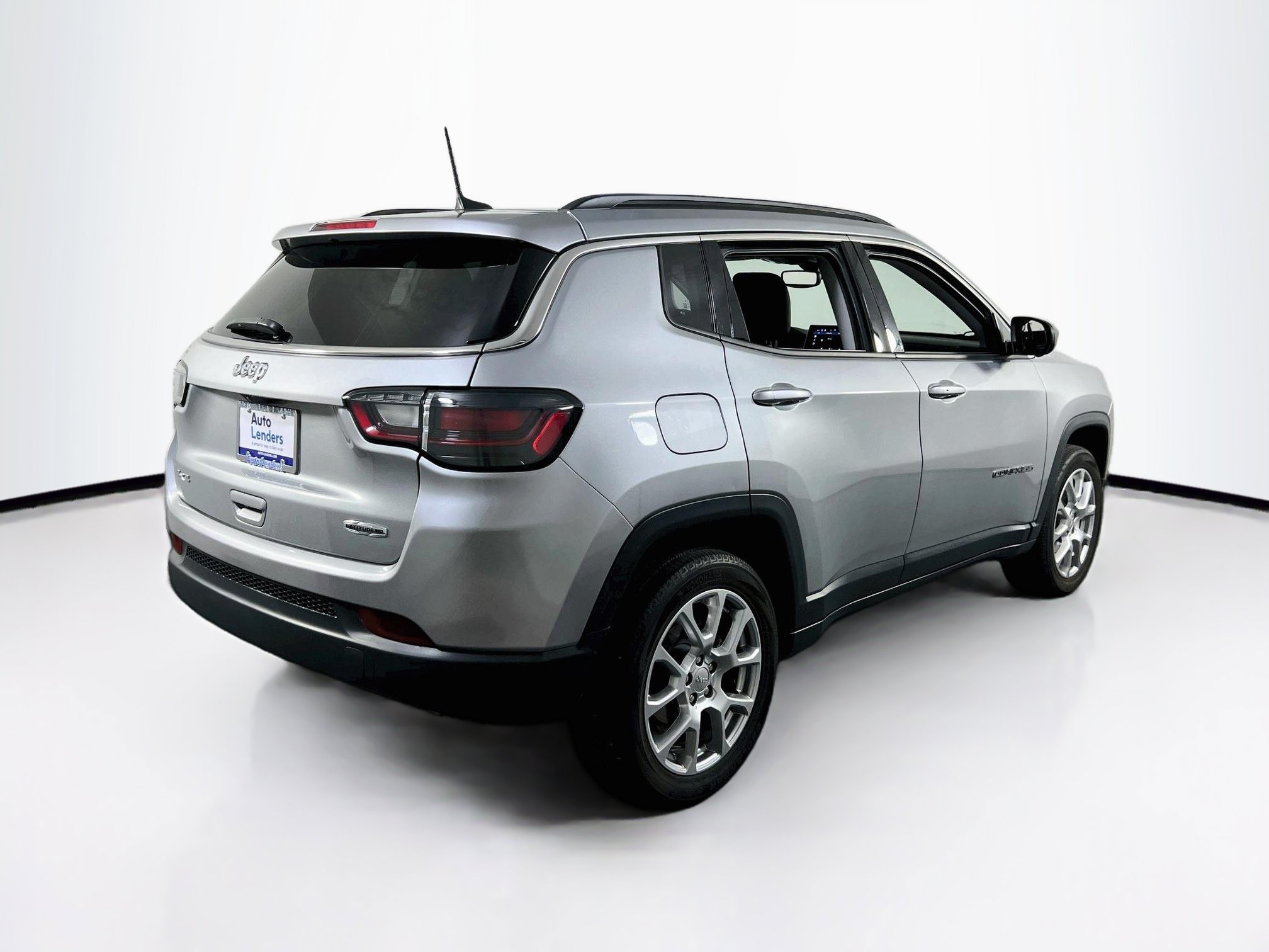 Used 2022 Jeep Compass Latitude w/ Sun and Sound Group AWD/4WD image 5