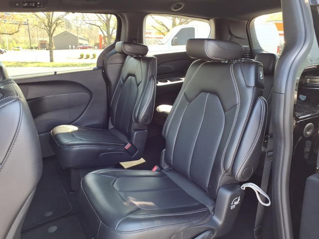 Used 2025 Chrysler Pacifica Select image 6