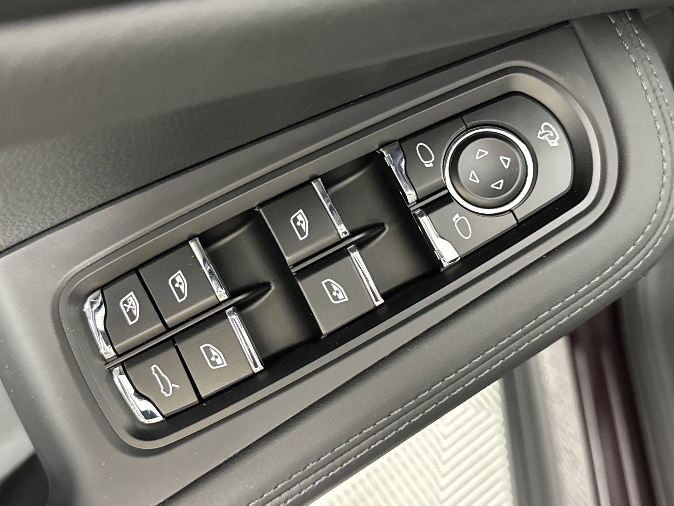 Certified 2025 Porsche Macan Turbo image 13