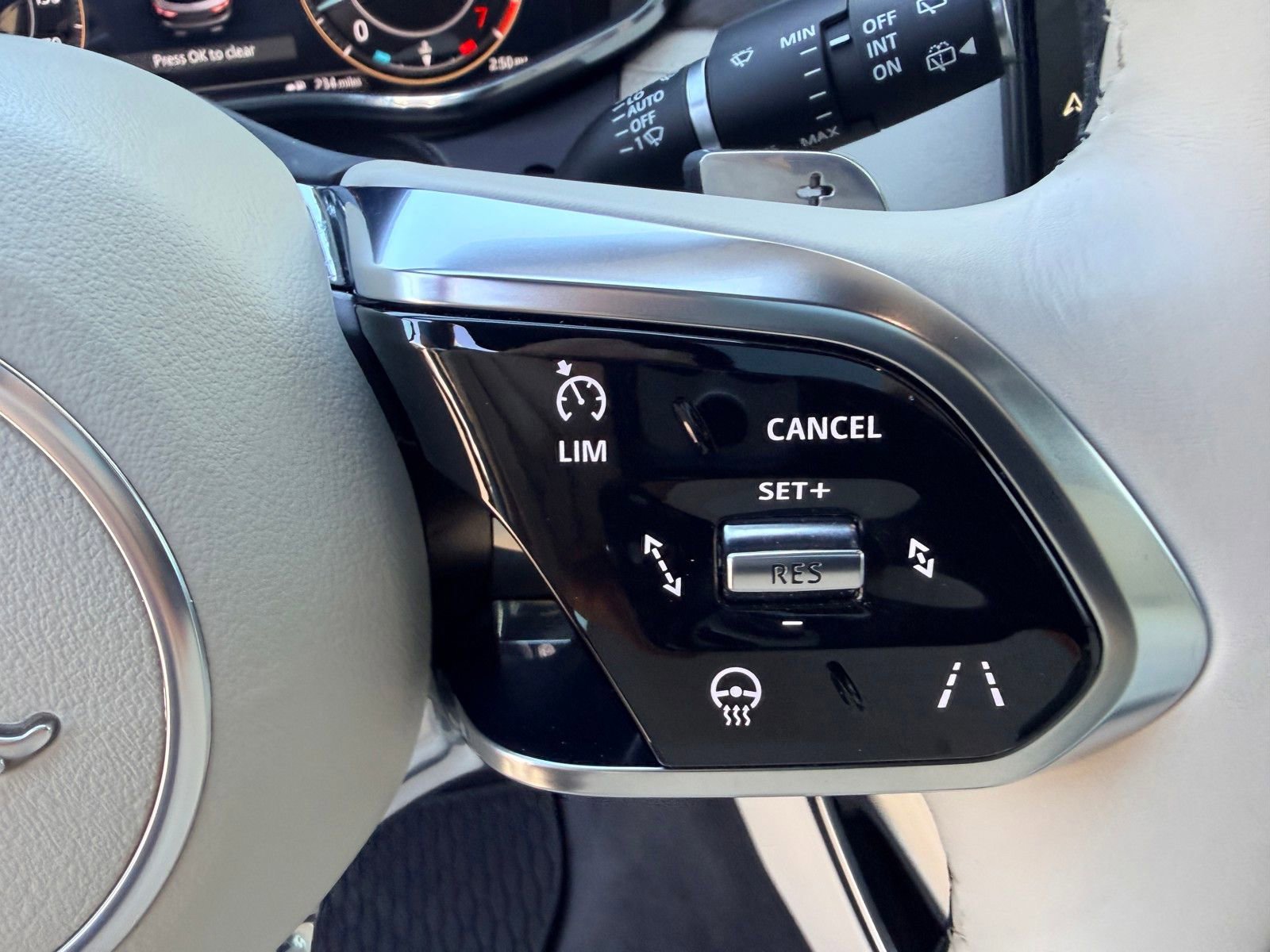 Used 2025 Jaguar F-PACE R-Dynamic S AWD/4WD image 16