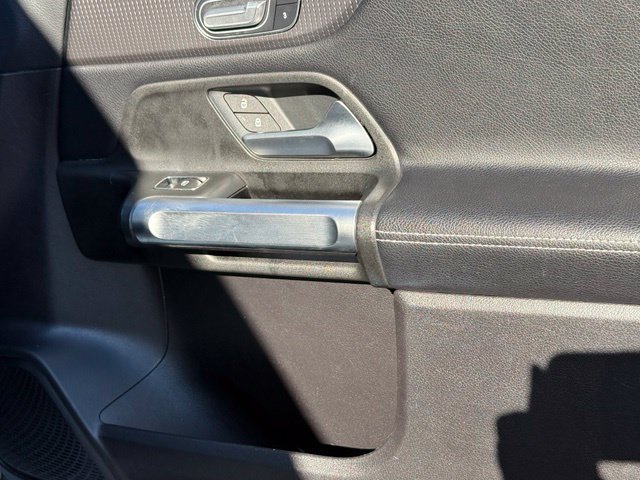 Used 2021 Mercedes-Benz GLB 250 4MATIC image 27