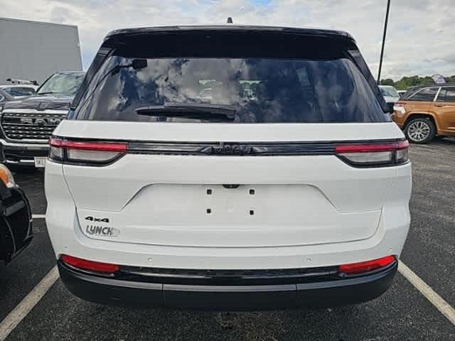 Used 2023 Jeep Grand Cherokee Altitude AWD/4WD image 6