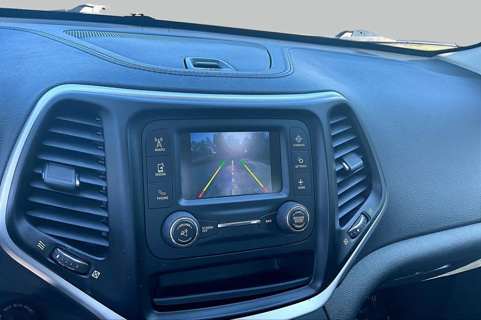 Used 2015 Jeep Cherokee Sport w/ Sport Appearance Group FWD image 27