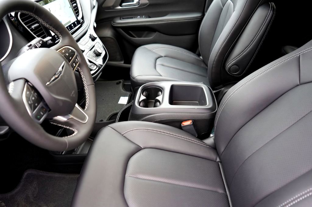 New 2026 Chrysler Pacifica Select image 10