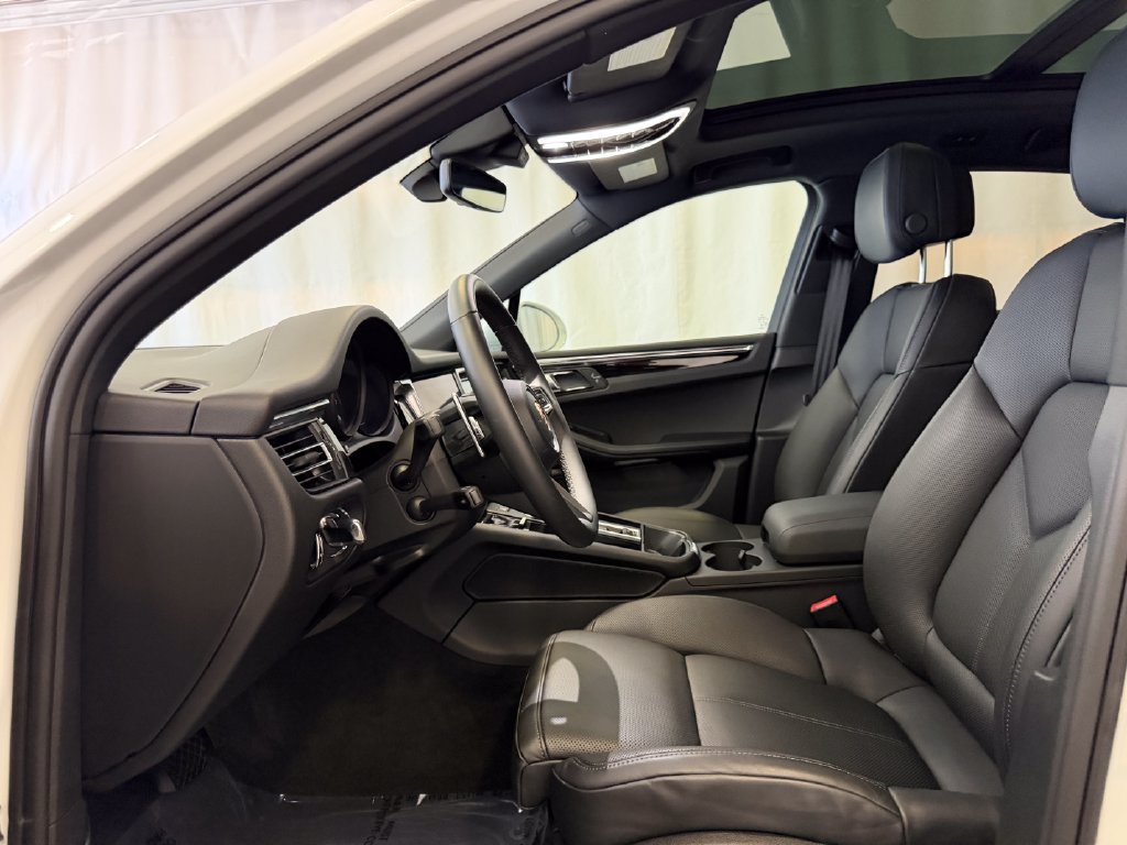 Certified 2026 Porsche Macan AWD/4WD image 5