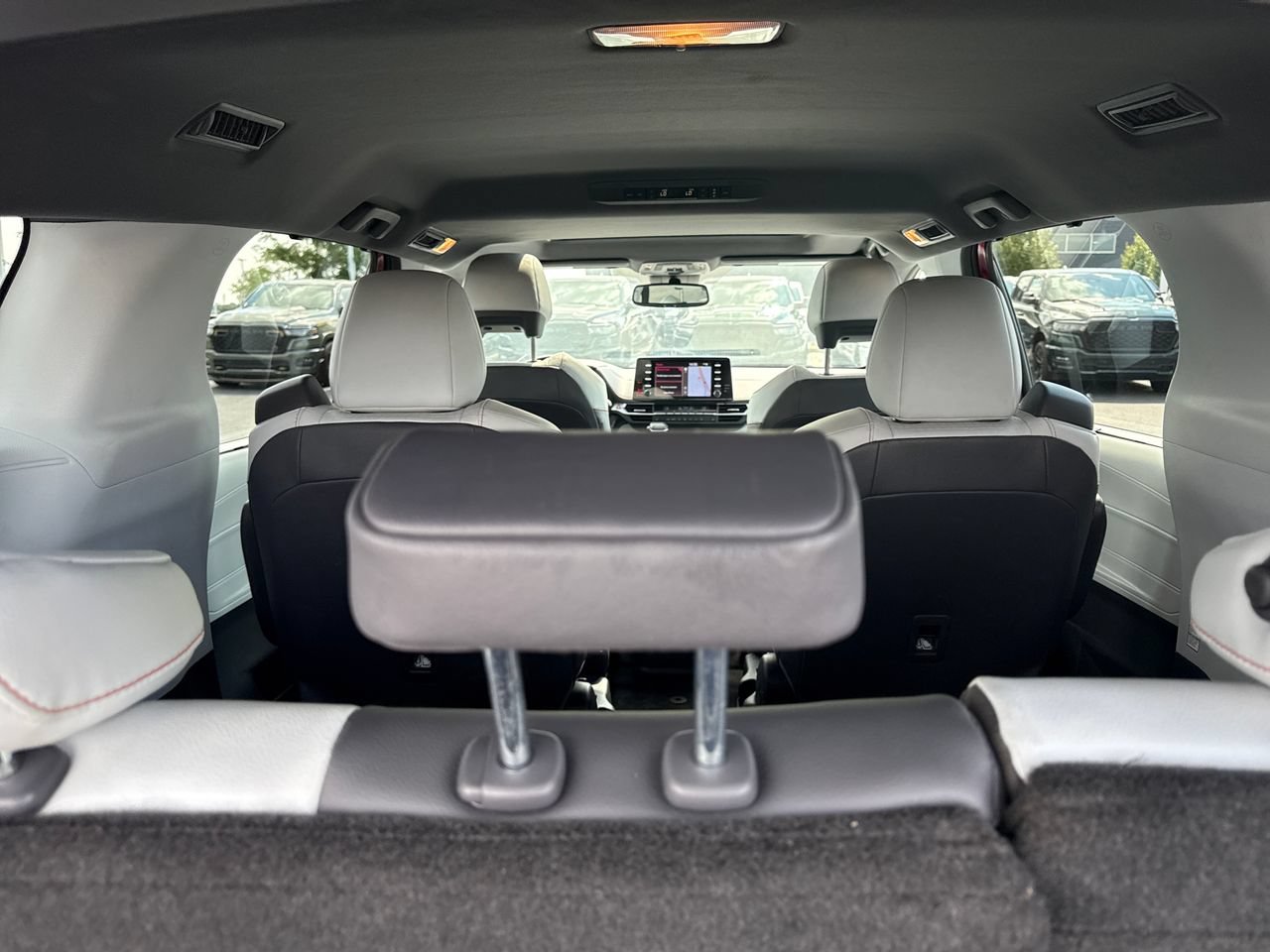 Used 2022 Toyota Sienna XSE FWD image 10