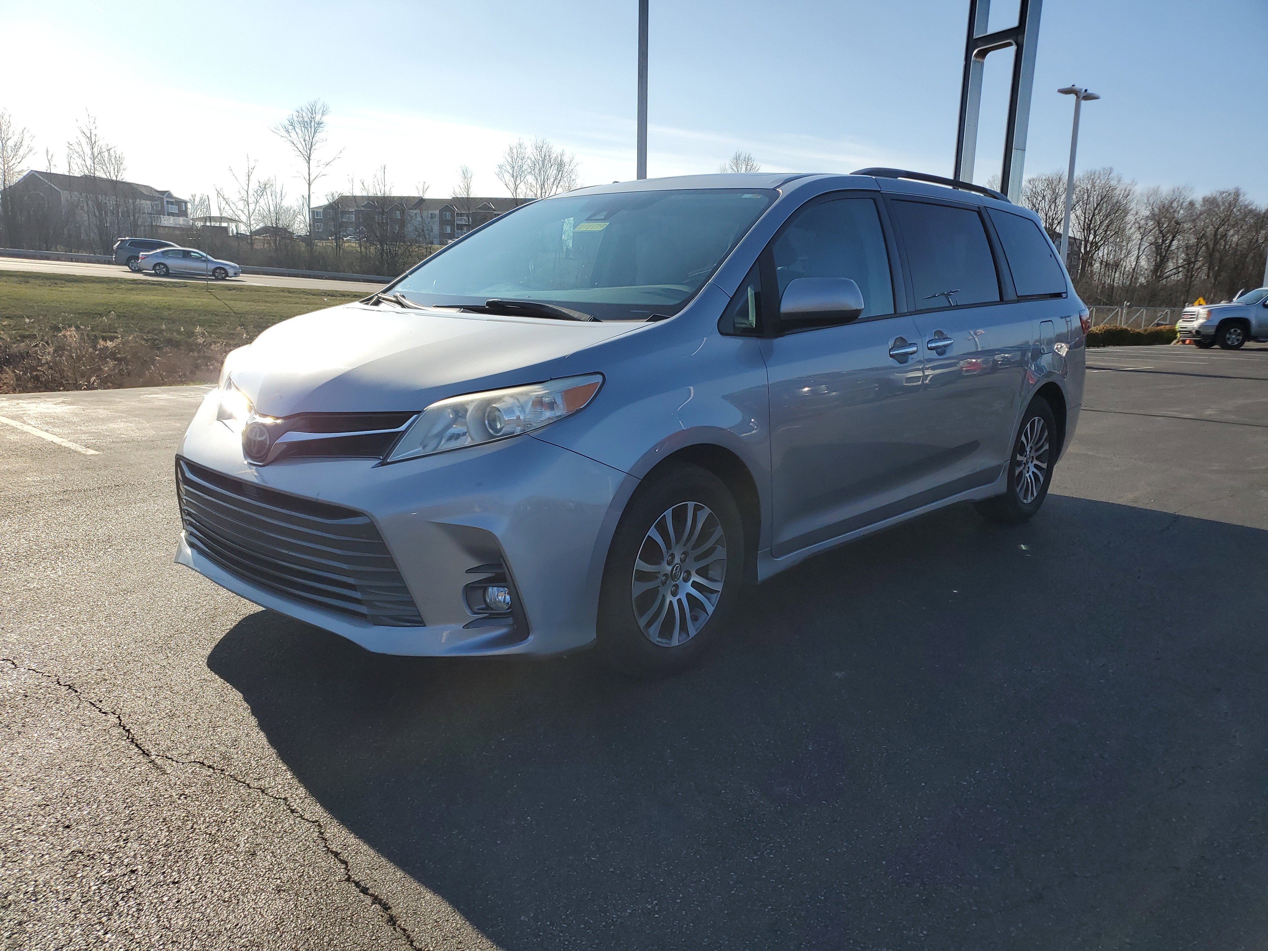 Used 2018 Toyota Sienna XLE image 9
