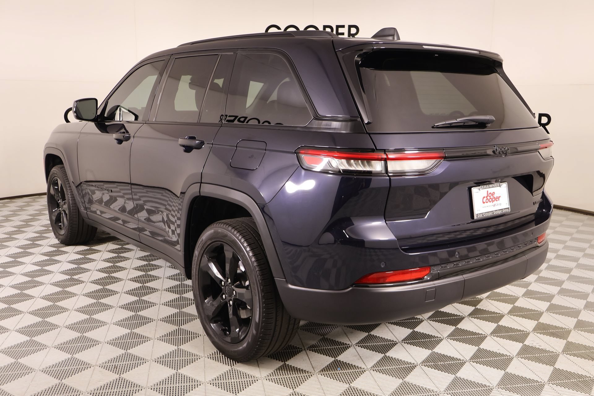Used 2024 Jeep Grand Cherokee Limited w/ Black Appearance Package RWD image 23