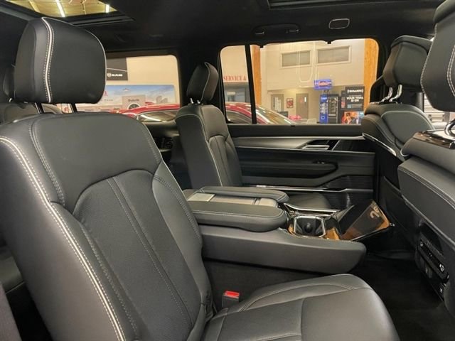 New 2023 Jeep Grand Wagoneer Series II w/ Premium Group II AWD/4WD image 17