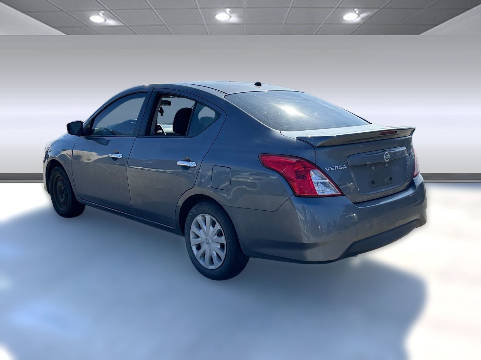 Used 2019 Nissan Versa SV image 3