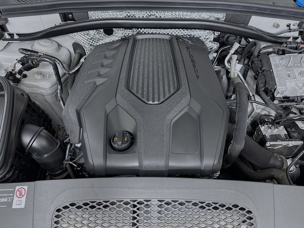Used 2025 Porsche Macan AWD/4WD image 32