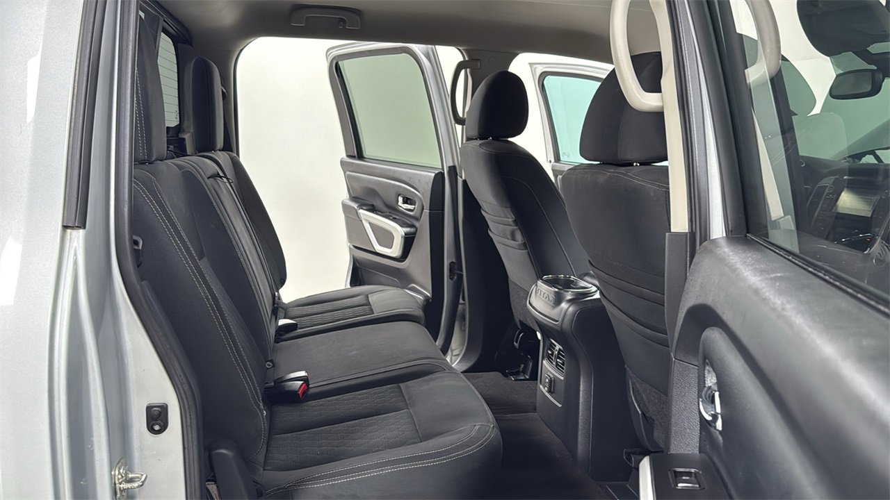 Used 2018 Nissan Titan SV w/ SV Convenience Package image 17