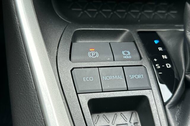 Used 2022 Toyota RAV4 XLE image 40