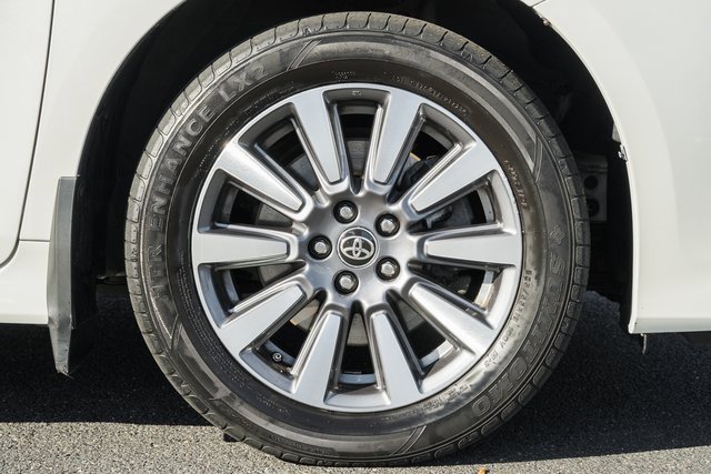 Used 2020 Toyota Sienna XLE image 18