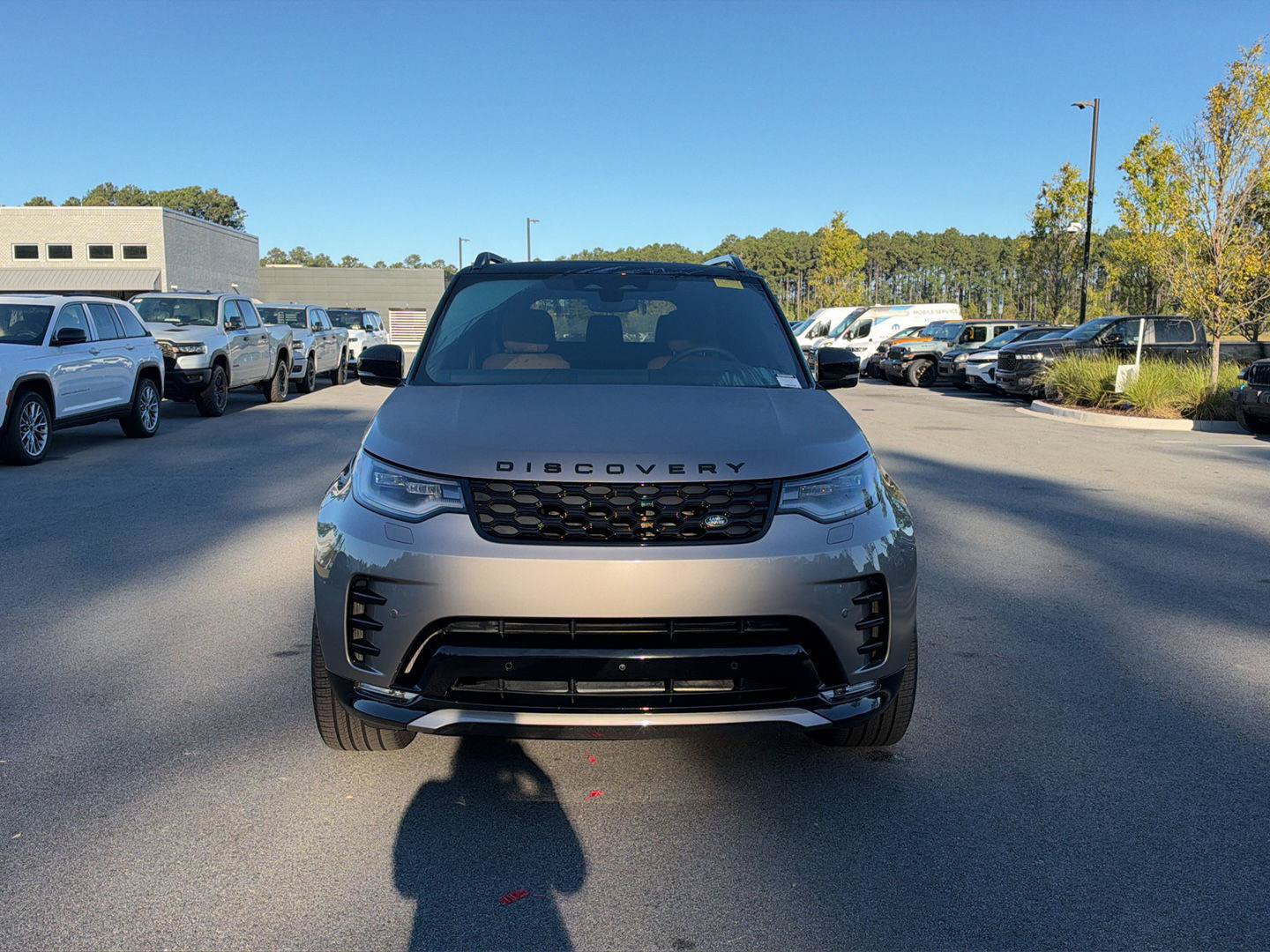 Used 2025 Land Rover Discovery Dynamic SE AWD/4WD image 2