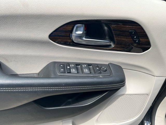 Used 2023 Chrysler Pacifica Limited FWD image 9