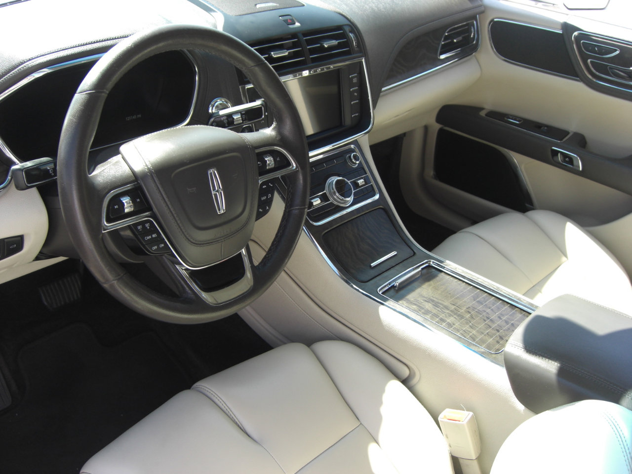 Used 2017 Lincoln Continental Premiere image 8