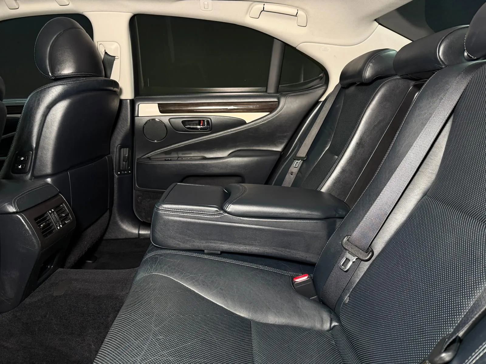 Used 2013 Lexus LS 460 w/ Comfort Pkg image 19