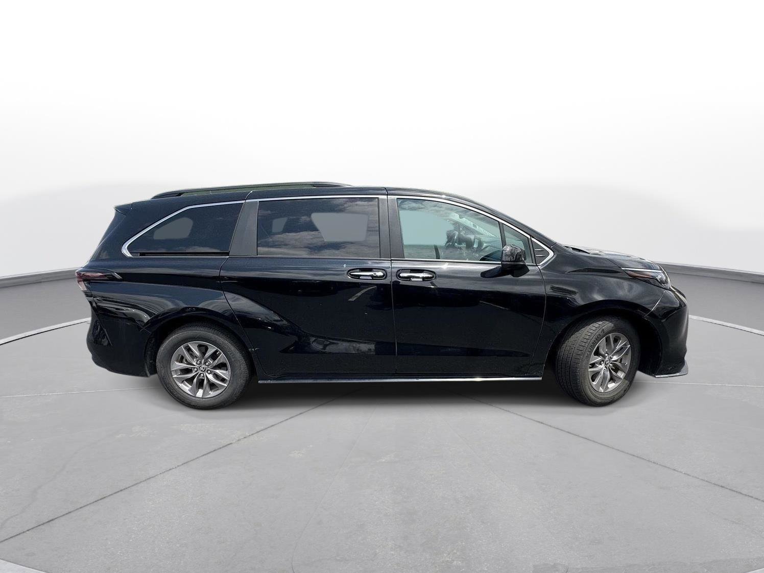 Certified 2024 Toyota Sienna XLE FWD image 5