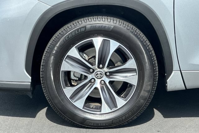 Certified 2020 Toyota Highlander XLE FWD image 32