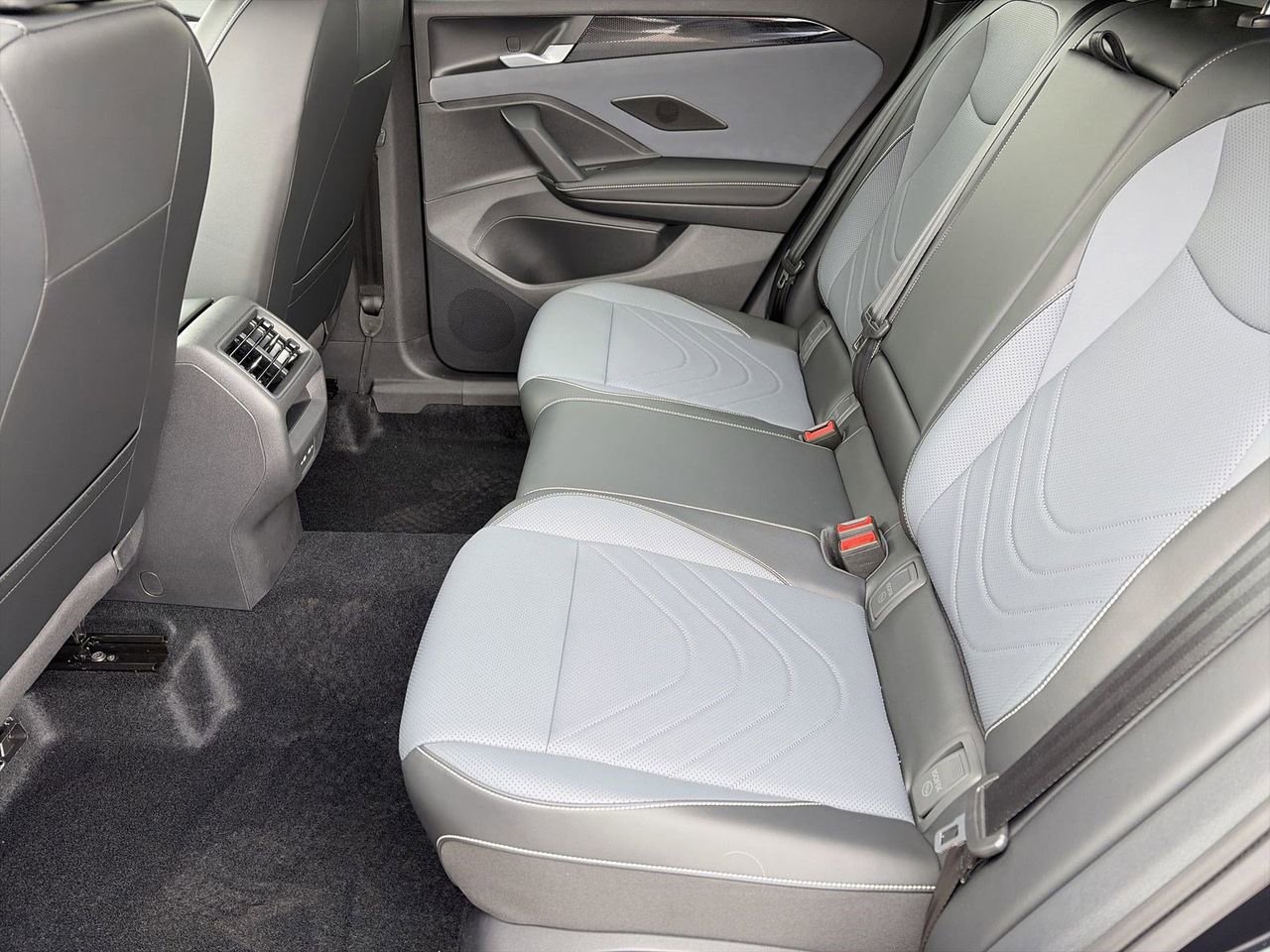 New 2026 Volkswagen Tiguan SE R-Line image 13