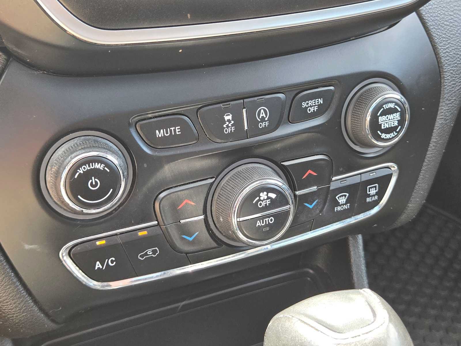 Used 2019 Jeep Cherokee Trailhawk w/ Comfort/Convenience Group AWD/4WD image 33