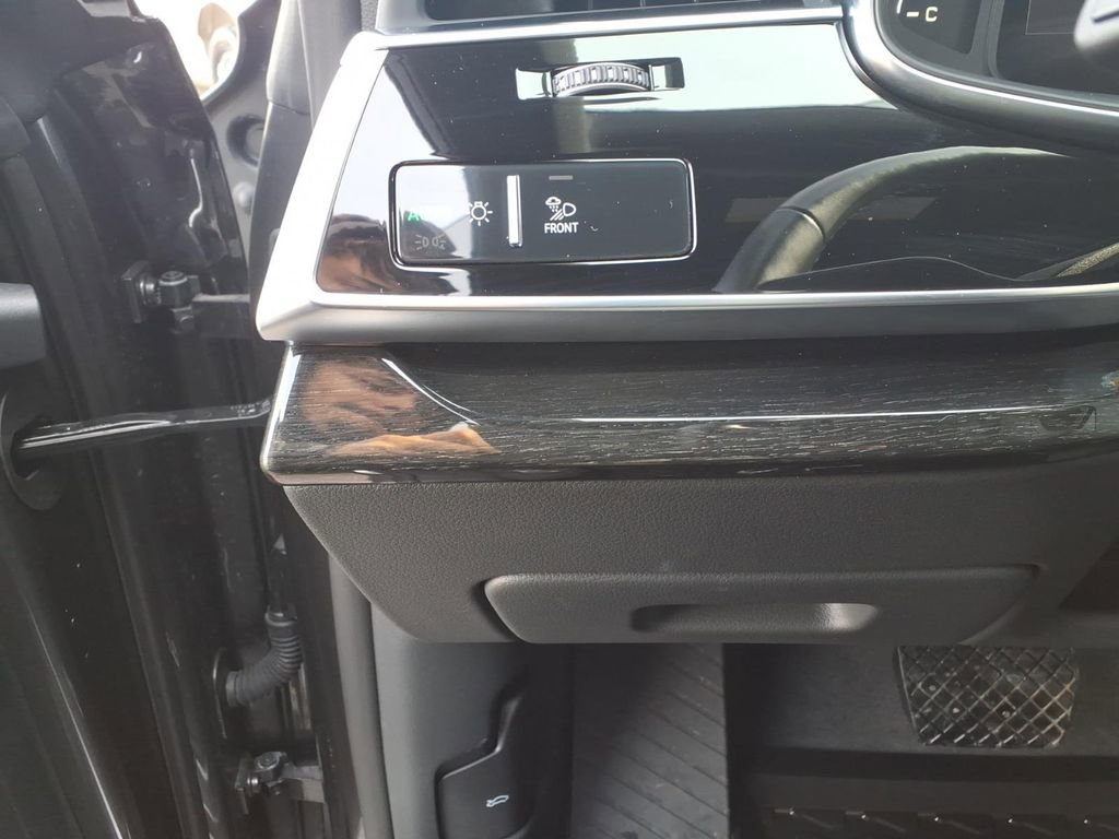 Used 2025 Audi Q8 Premium Plus image 17