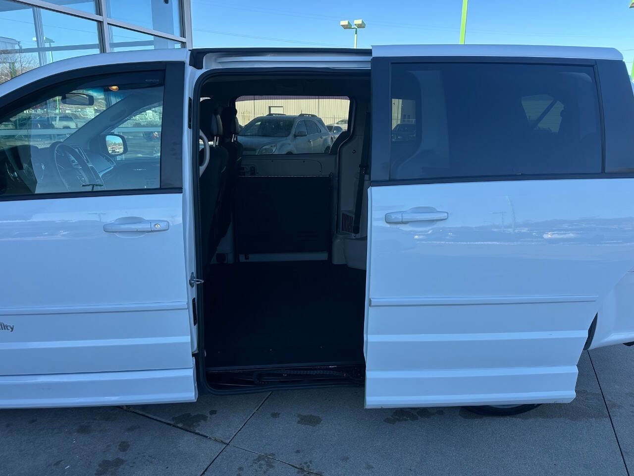 Used 2017 Dodge Grand Caravan SE w/ Power Window Group image 18