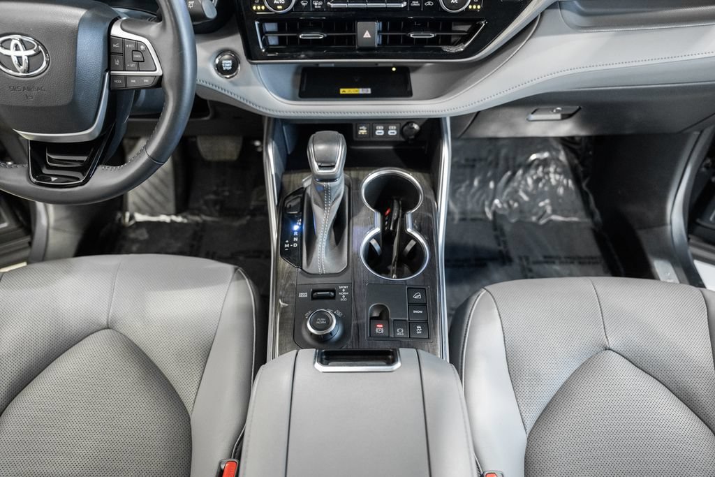Used 2023 Toyota Highlander Limited AWD/4WD image 29