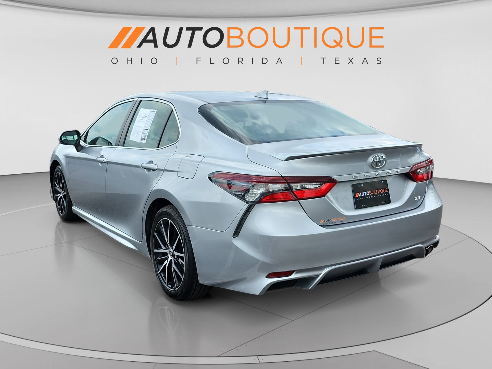 Used 2022 Toyota Camry SE FWD image 3