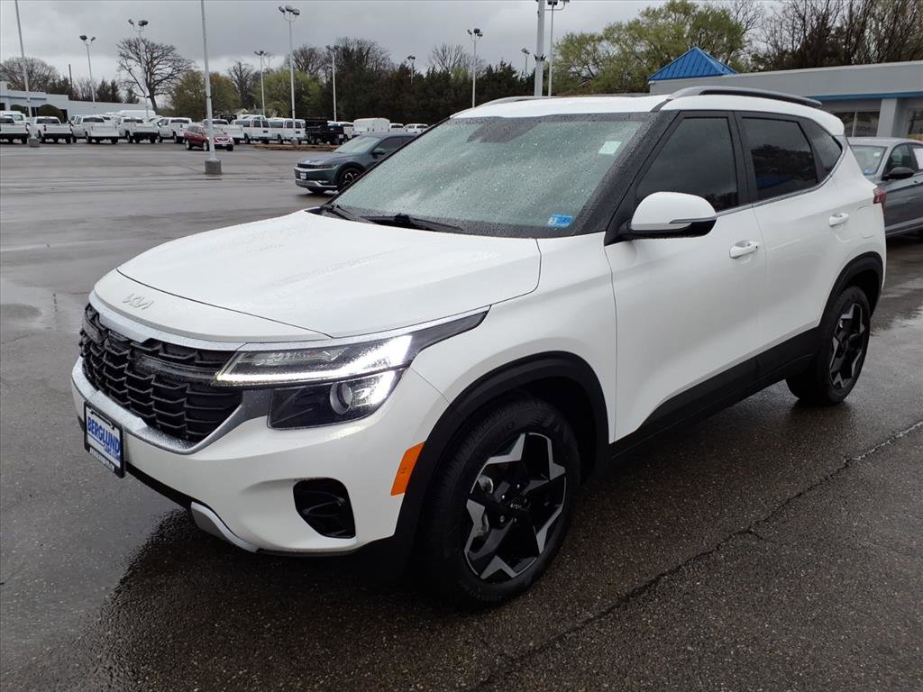 Used 2025 Kia Seltos EX w/ EX Sunroof Package image 8