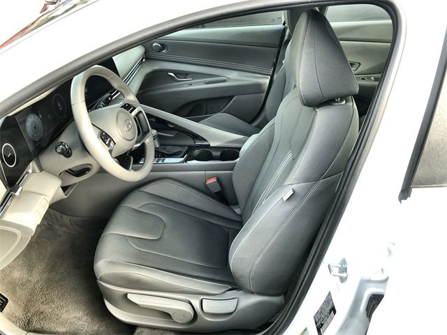 Used 2025 Hyundai Elantra SEL image 11