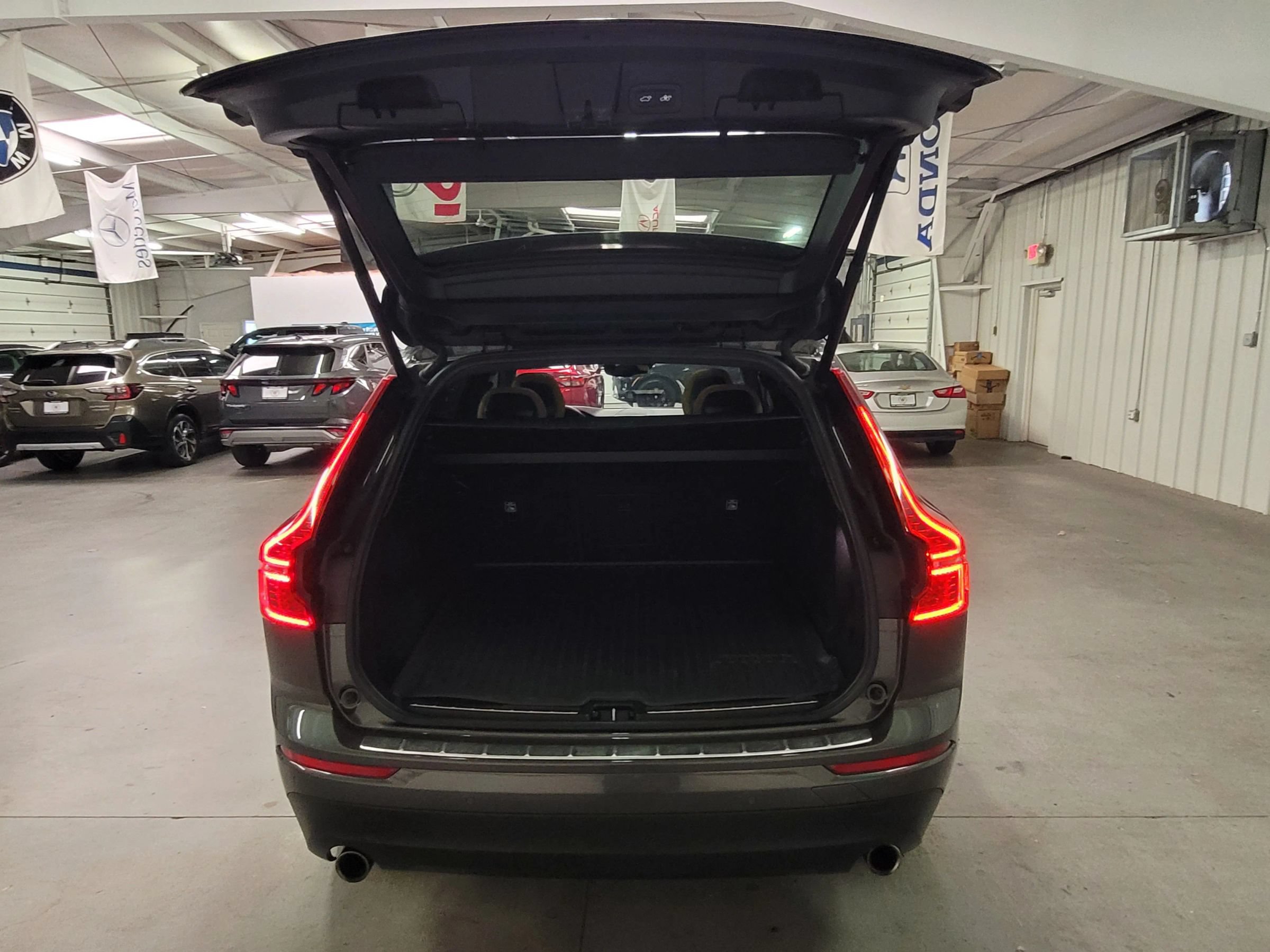 Used 2018 Volvo XC60 T5 Momentum w/ Vision Package AWD/4WD image 37