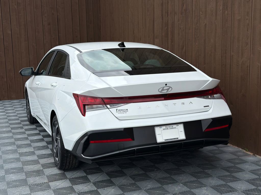 Used 2025 Hyundai Elantra Limited w/ Cargo Package image 16