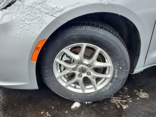 Certified 2024 Chrysler Pacifica Touring-L image 4