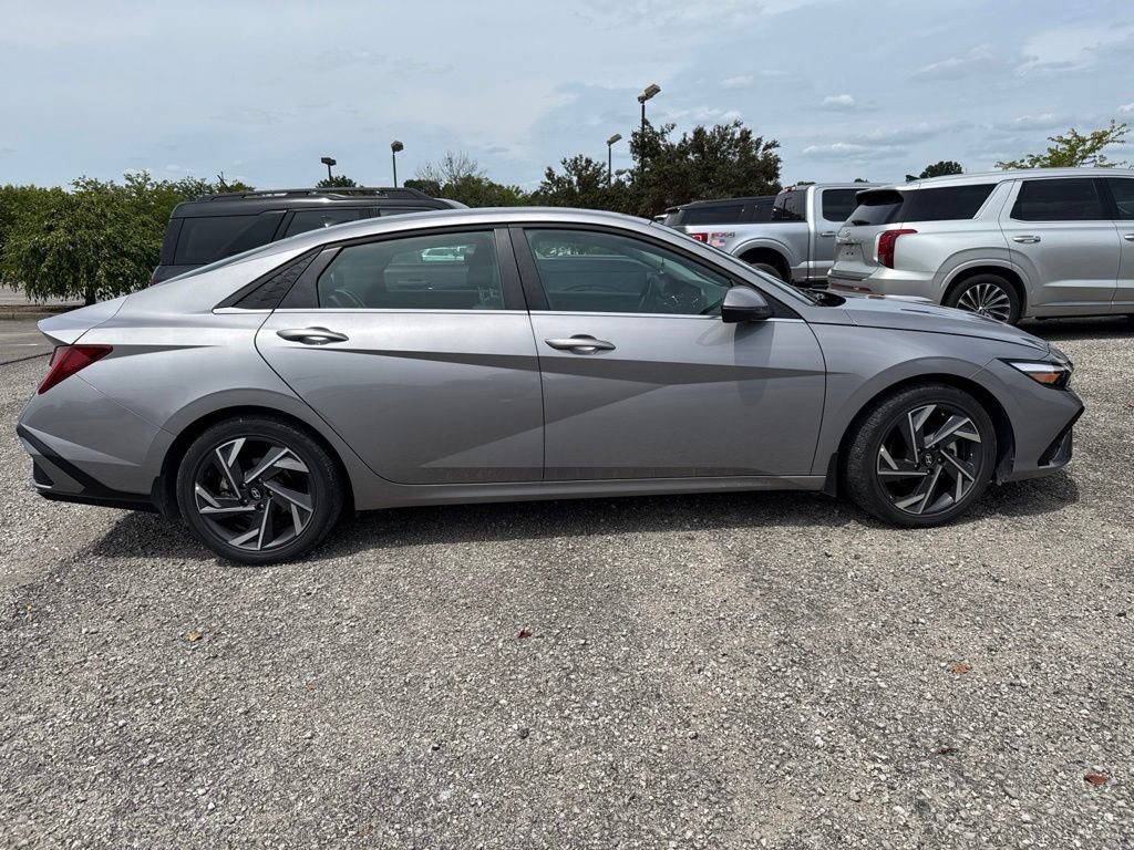 Used 2025 Hyundai Elantra Limited FWD image 10