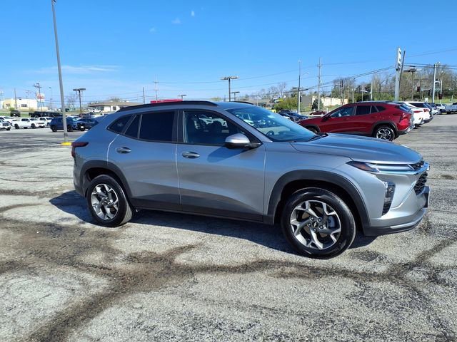 Used 2025 Chevrolet Trax LT w/ LT Convenience Package FWD image 9