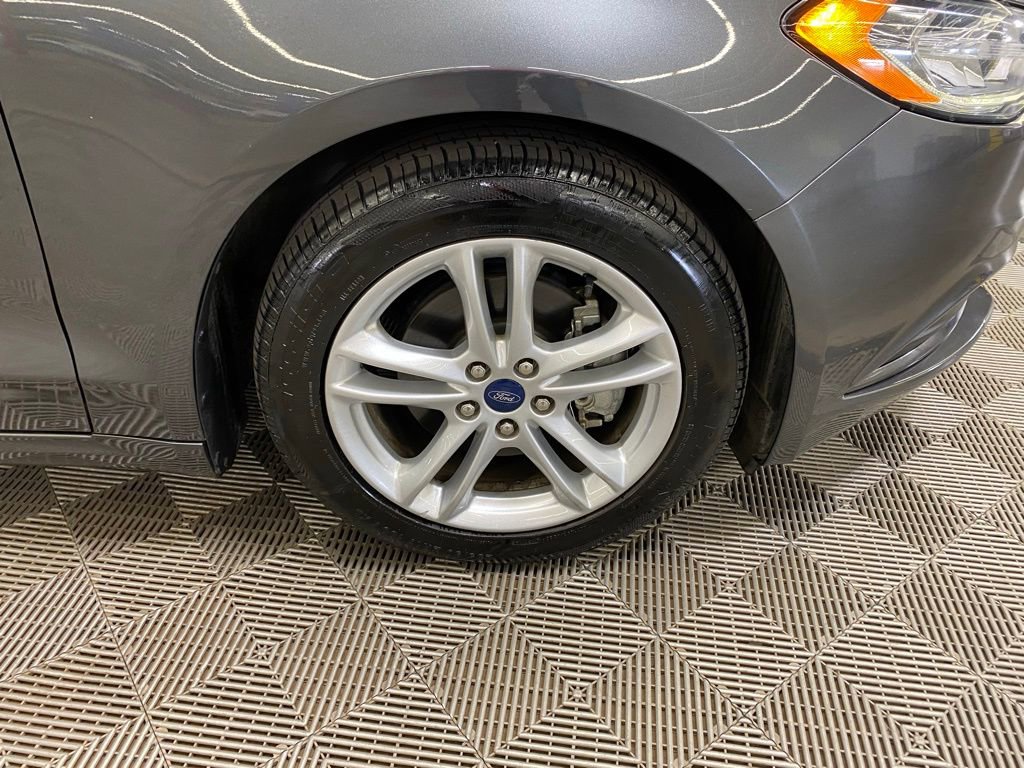 Used 2018 Ford Fusion SE w/ Fusion SE Technology Package FWD image 2