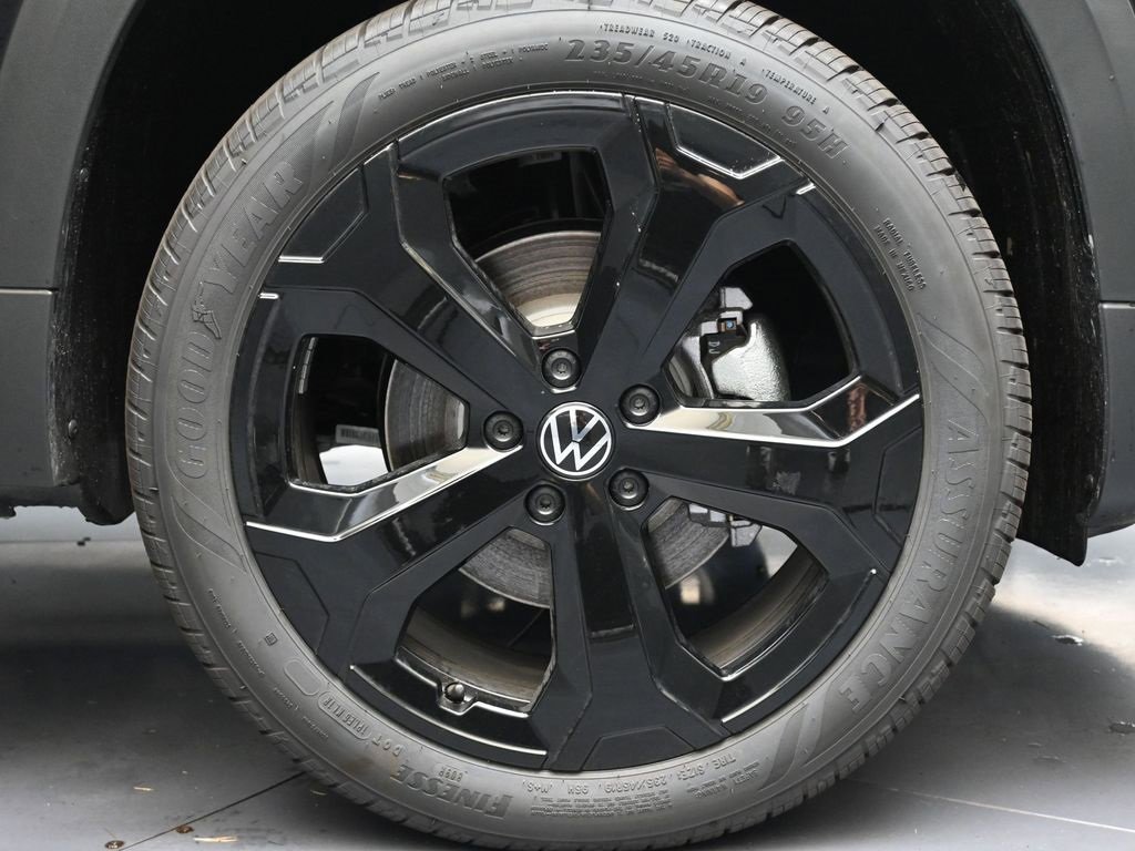 New 2025 Volkswagen Taos SEL image 9