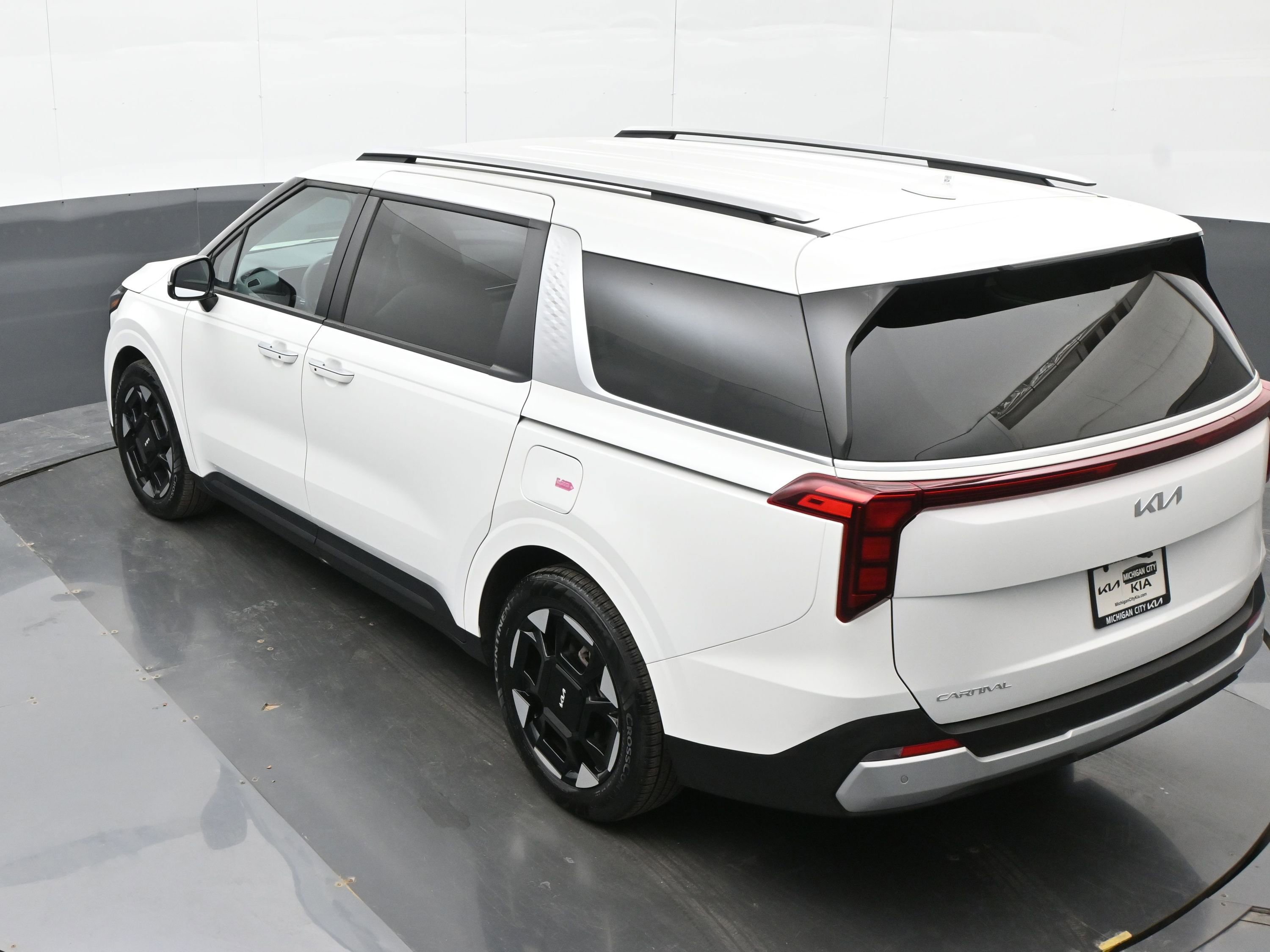 Used 2025 Kia Carnival EX image 21