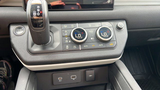 Used 2023 Land Rover Defender 130 X-Dynamic SE image 27