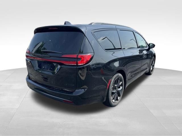 Used 2025 Chrysler Pacifica Limited FWD image 7