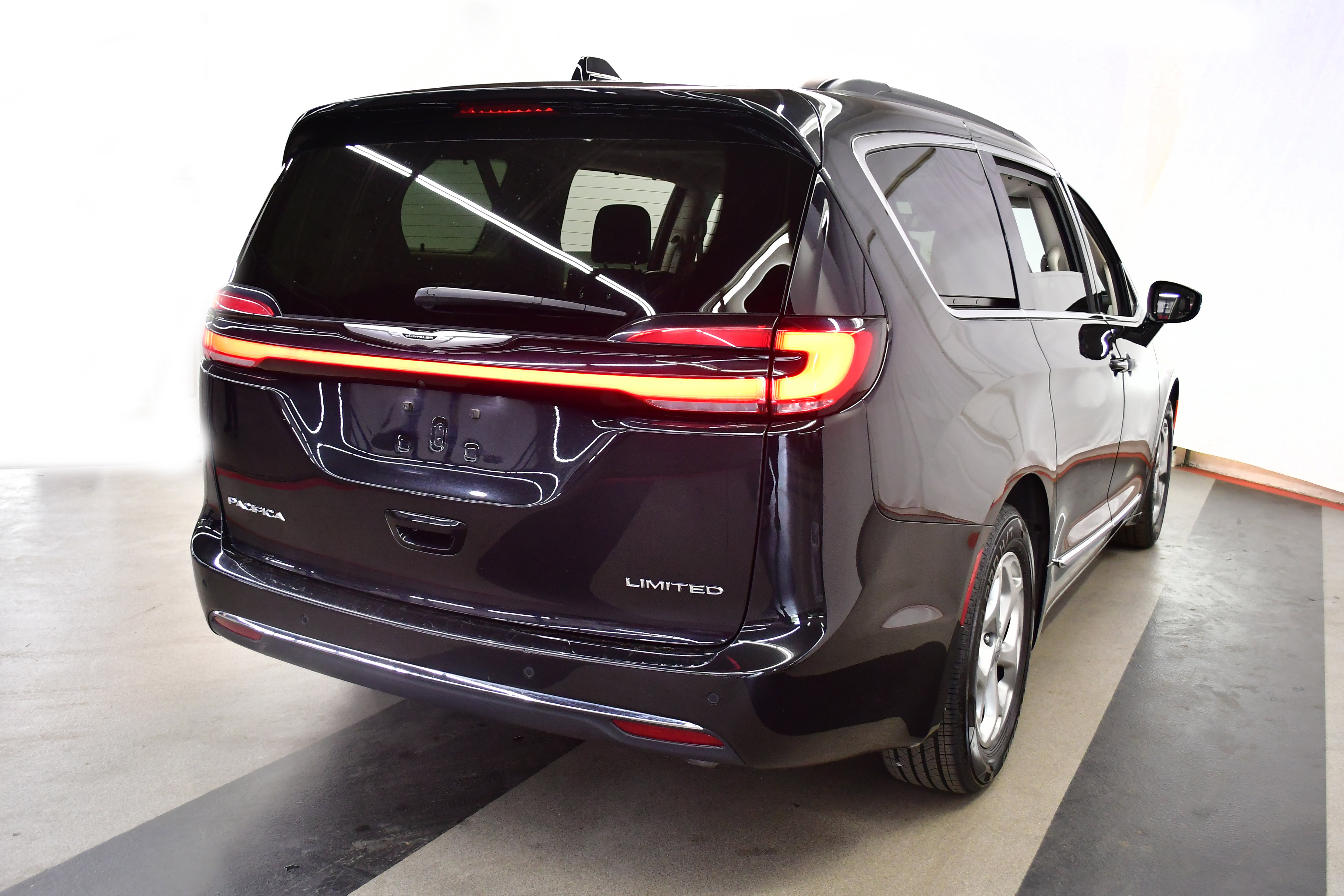 Used 2023 Chrysler Pacifica Limited FWD image 7