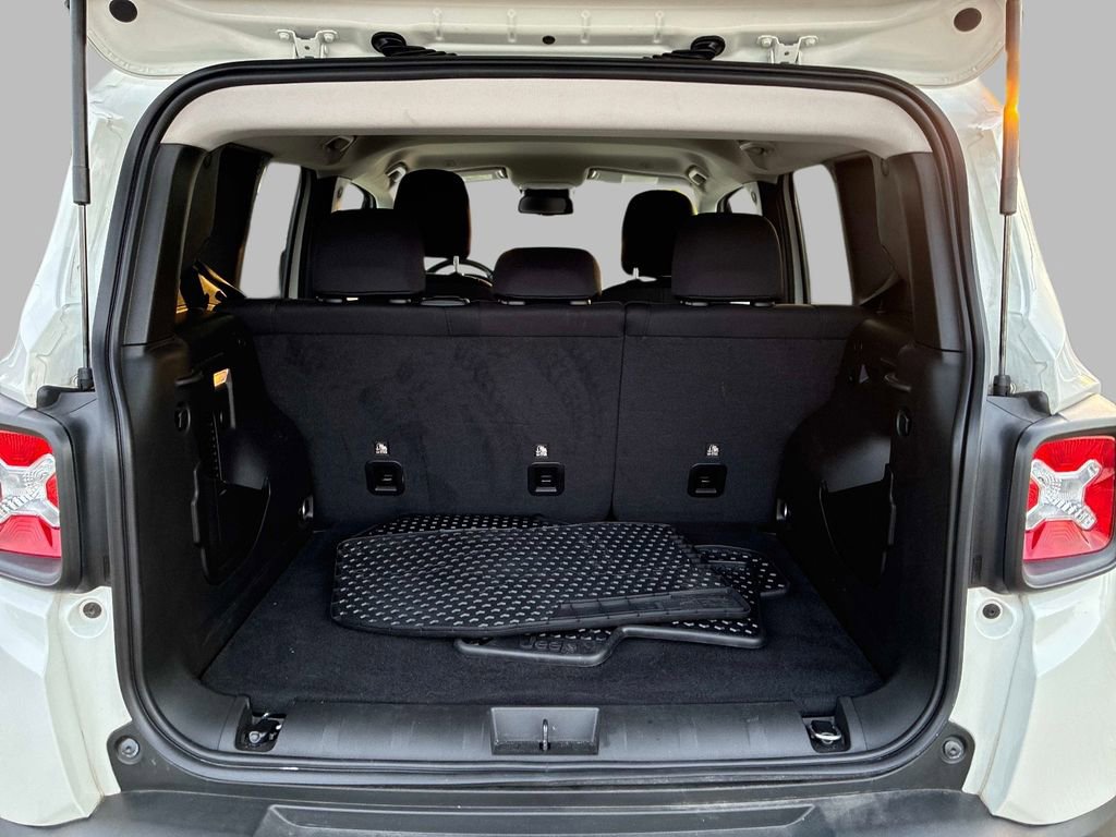 Used 2023 Jeep Renegade Latitude w/ Premium Group AWD/4WD image 11